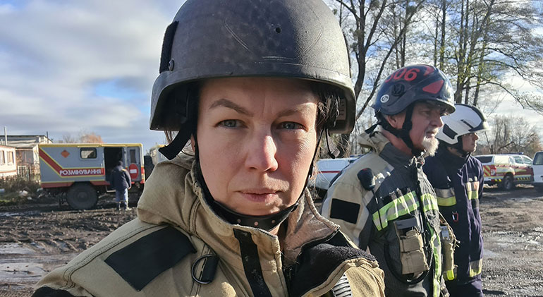 Porträtt på Lena Wilderäng i räddningstjänstkläder.