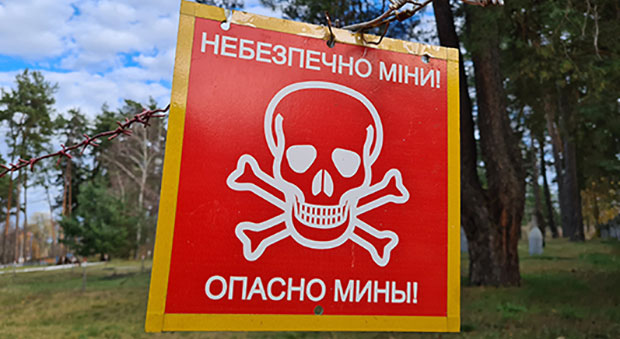 Ukrainsk skylt som visar varning för minor.