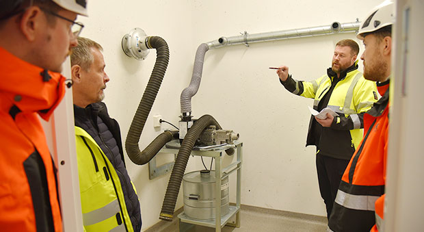 Peter Carman diskuterar ventilationsaggregat med bland andra Stefan Rahmström (också i gul jacka).