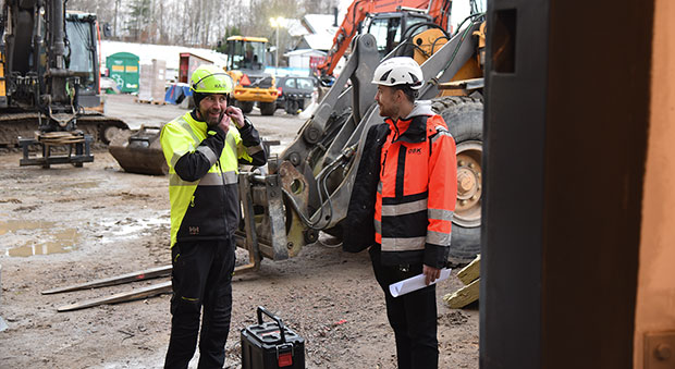 Lars Gråbergs tillsammans med platschefen Roman Demczur. I bakgrunden ser man en byggarbetsplats.