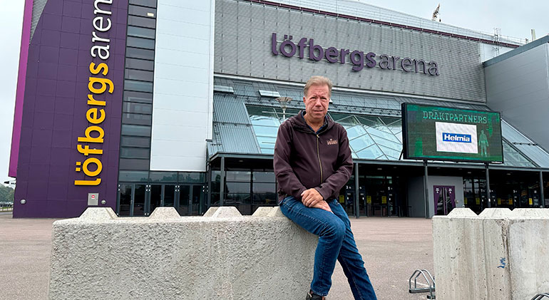 Färjestads säkerhetschef sitter på ett av fordonshindren i betong som står framför entrén till arenan.