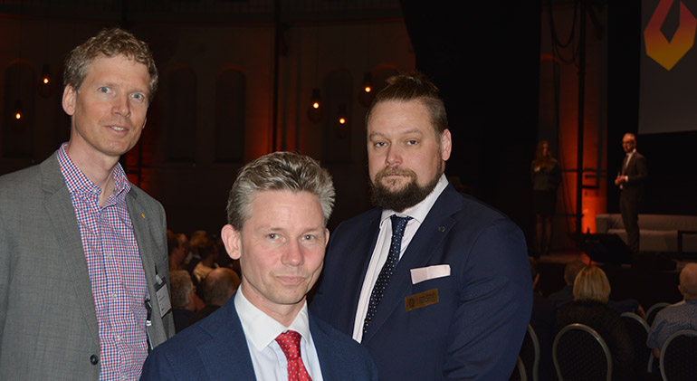 Johan Gert, Pål Jonson och Peter Arnevall står uppradade bredvid varandra, klädda i kavajer.