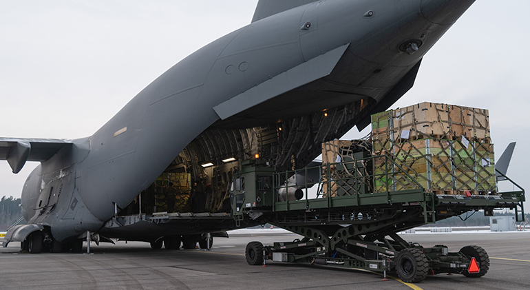 Ett militärt transportflygplan lastas med hjälpmateriel.
