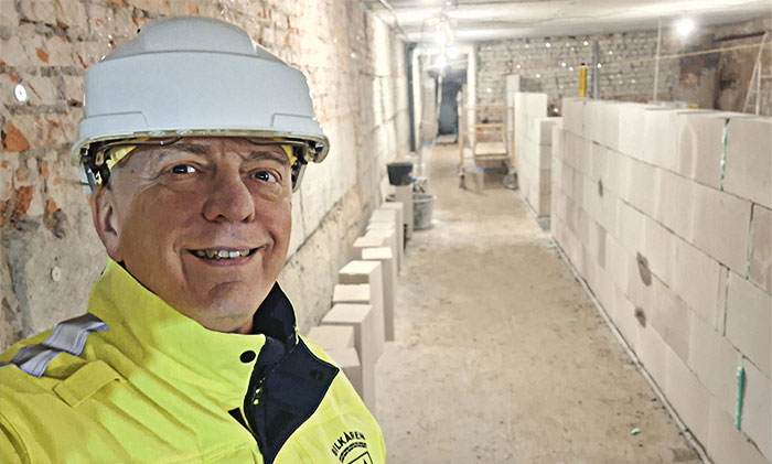 Selfie på Tommy Lindström nere i en källare som håller på att byggas om till förlossningsklinik.