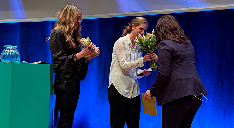 Kirunas ställföreträdande räddningschef Hanna Sälgfors tar emot blommor av av Lise Tamm, generaldirektör Jämställdhetsmyndigheten.