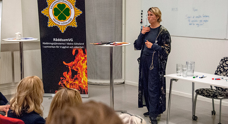 Före detta polisen Kerstin Dejemyr pratar inför publik.