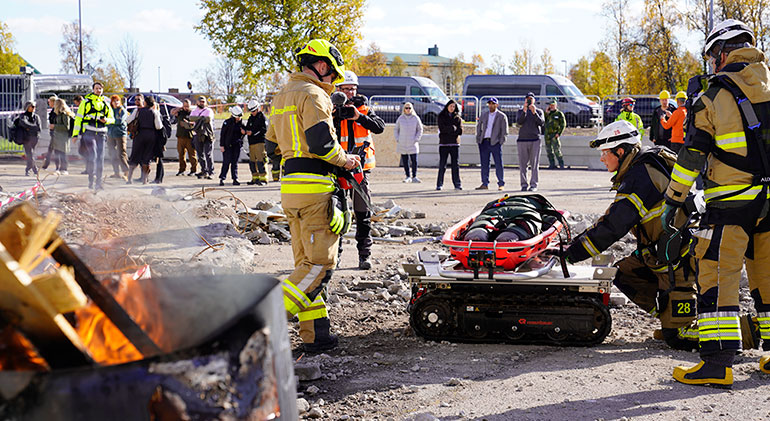 Brandmän testar utrustning framför publik.
