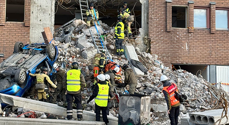 Räddningstjänsten övar på insats i en raserad byggnad.