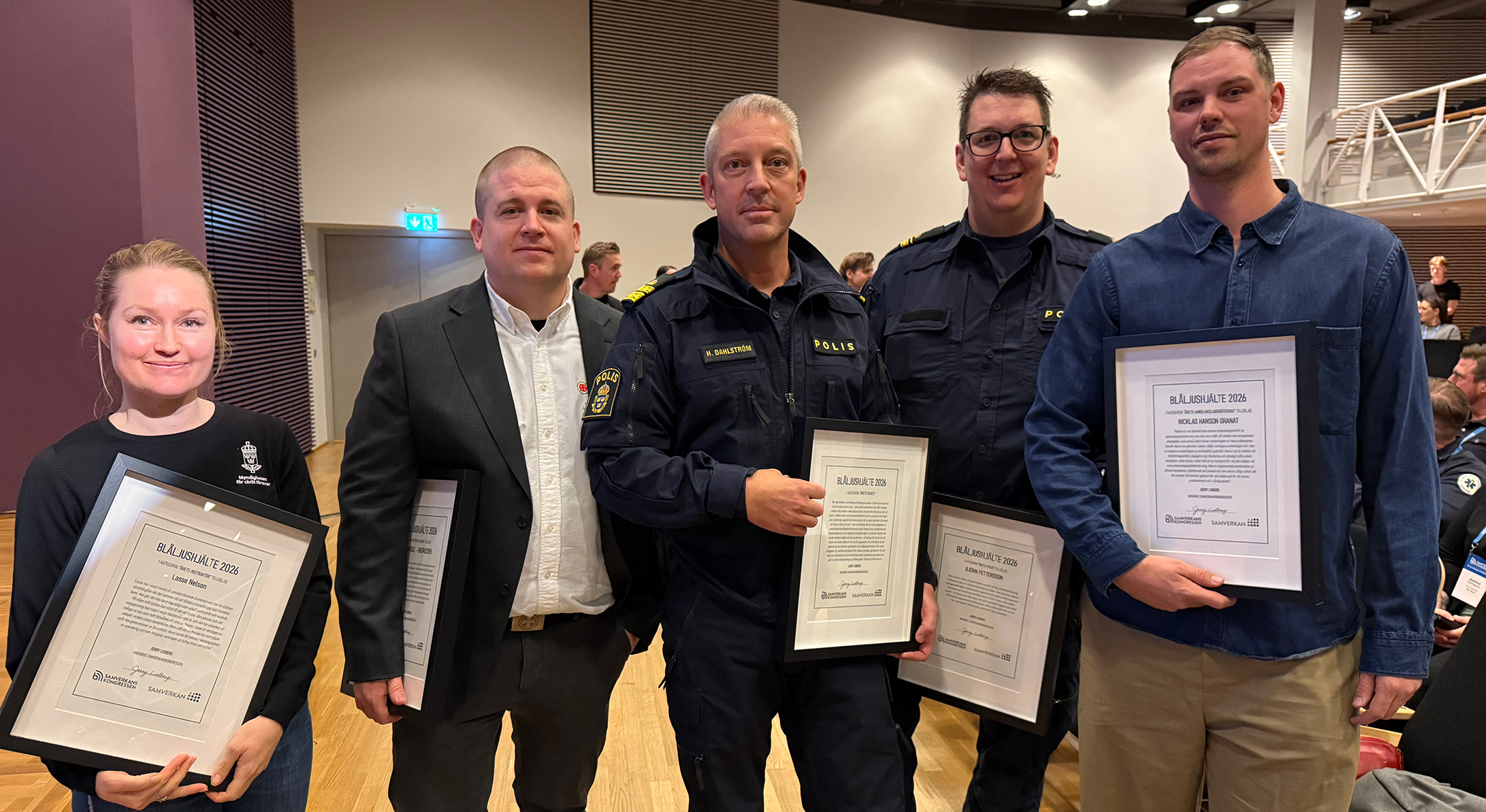 Fem personer med diplom