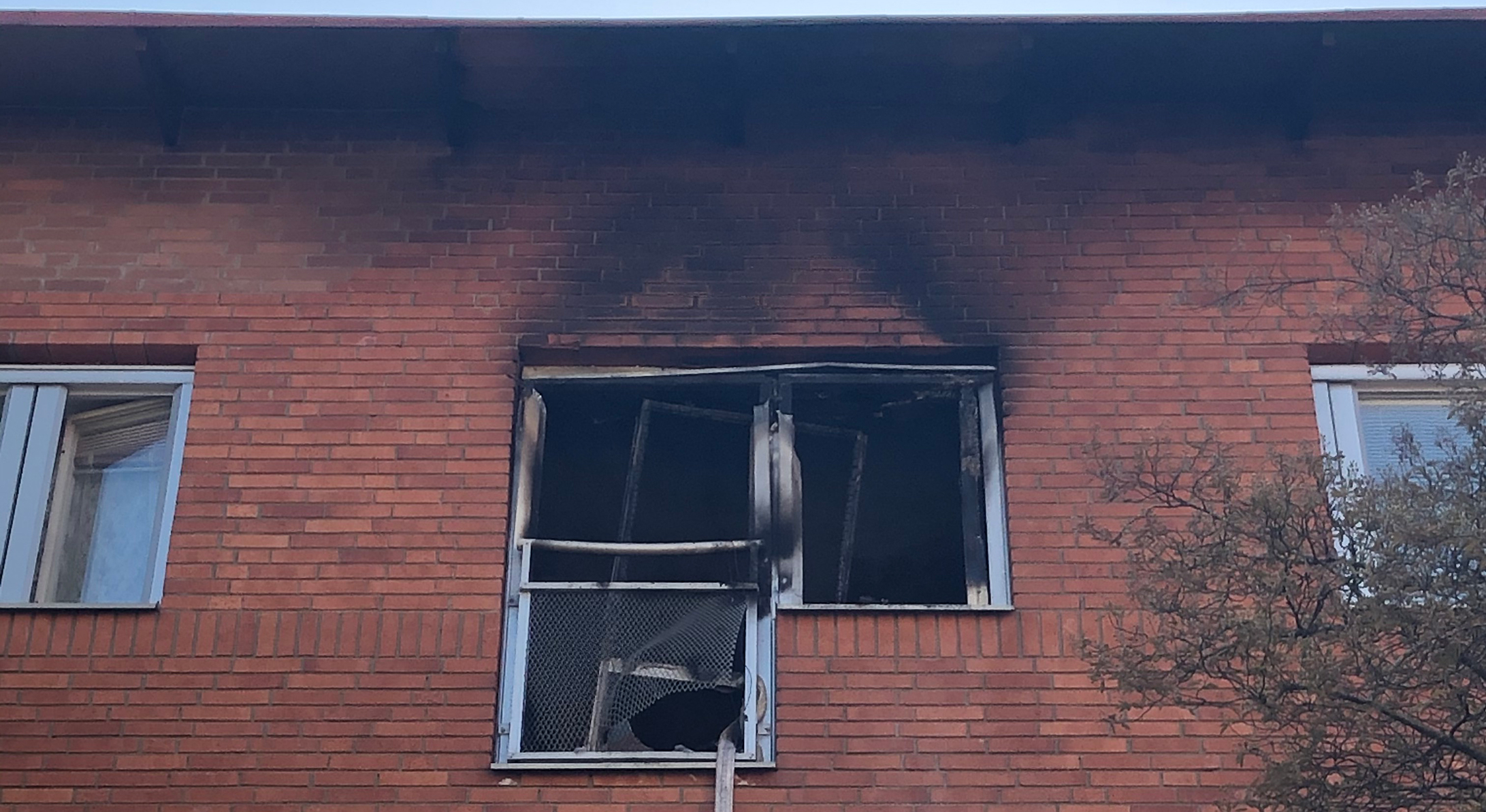 Fönster i fasad där det brunnit