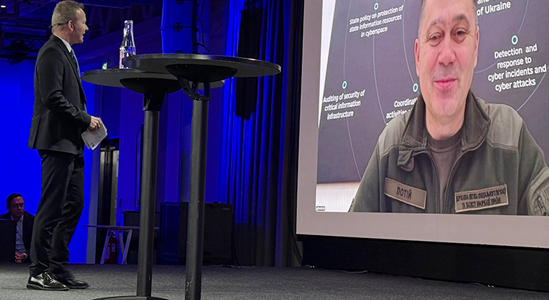 Två män pratar över videolänk