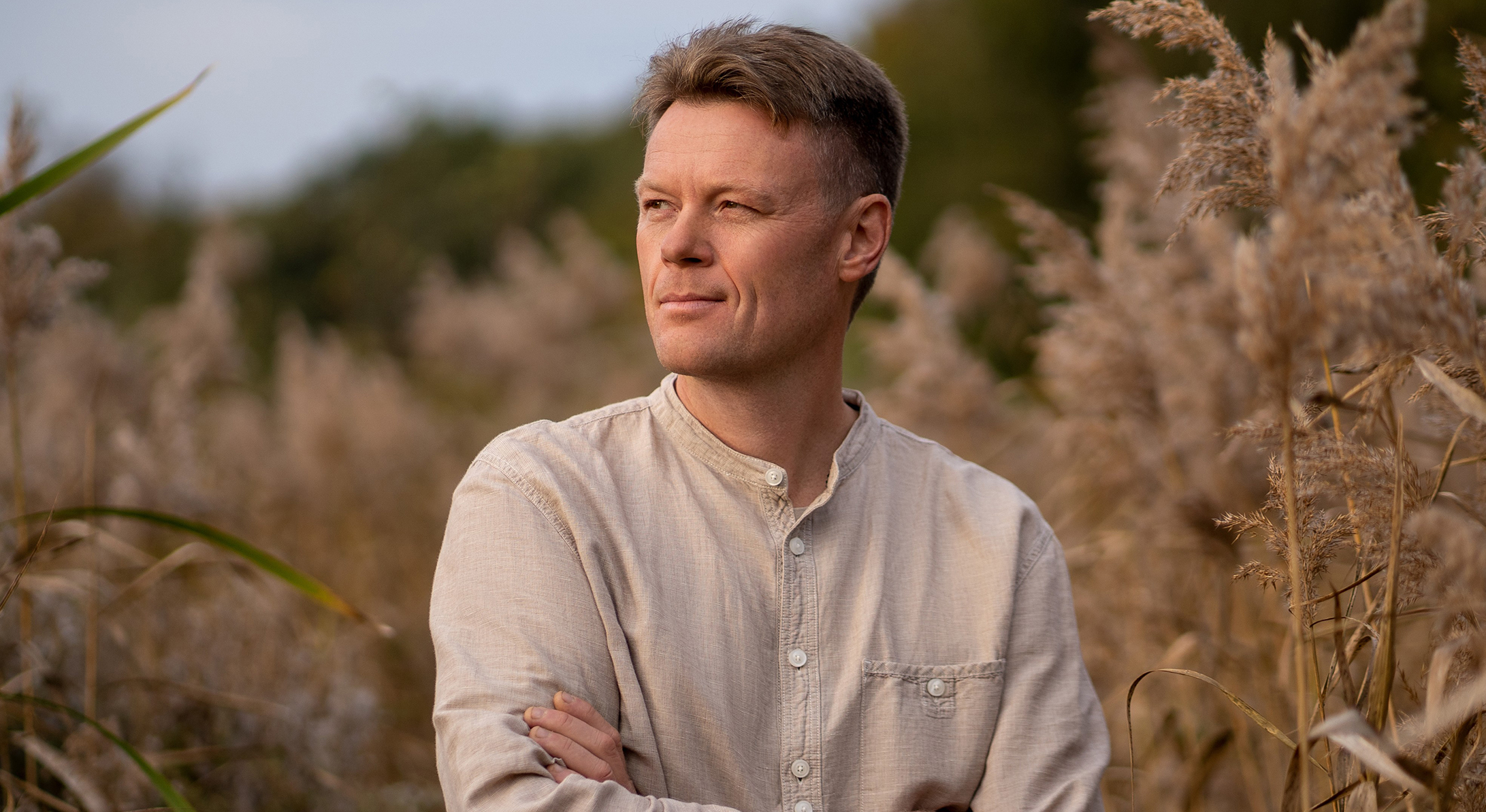 Man fotograferad utomhus