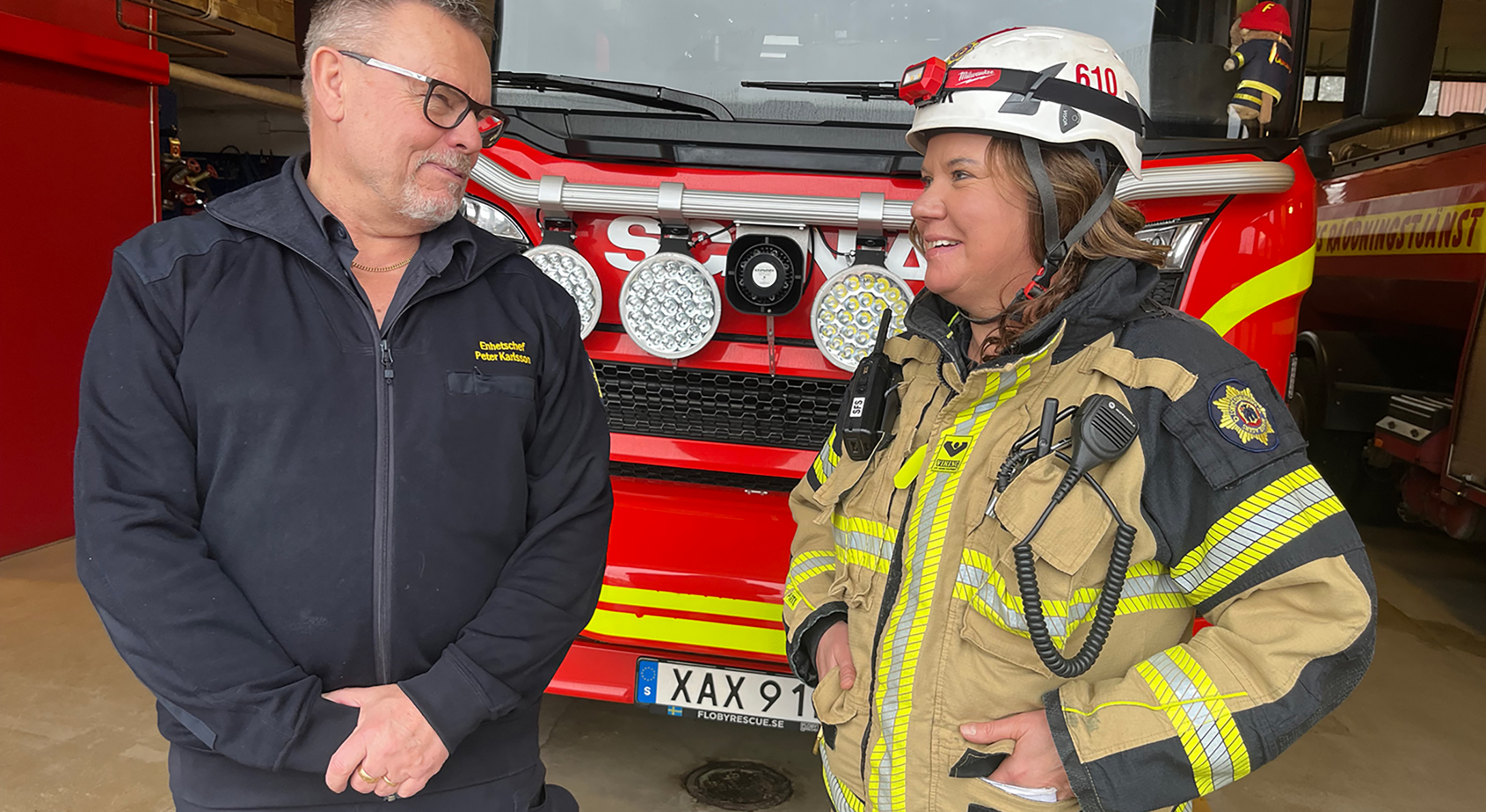 Man och kvinna står framför brandbil