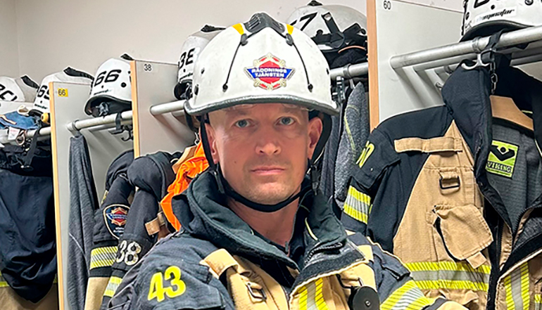 Brandman i uniform