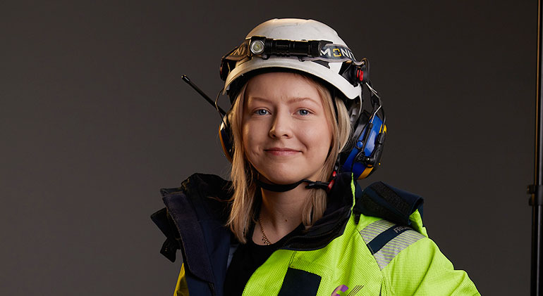 Porträtt på Jonna Eriksson iklädd skyddskläder inklusive hjälm.